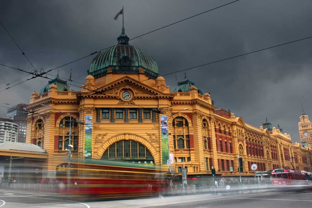 vivir en melbourne fotografía de la estación principal de Melbourne con el cielo nubloso